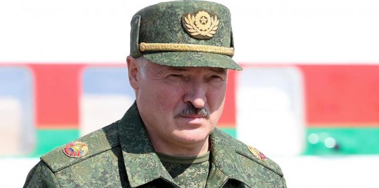 Лукашенко прави нова армия, готви се за отбрана