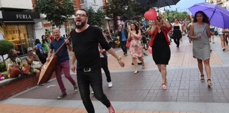50 души влязоха в клипа на P.I.F