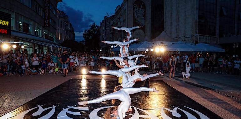Мегами Клуб разтърси Пловдив с атрактивен флашмоб пред 1500 човека 