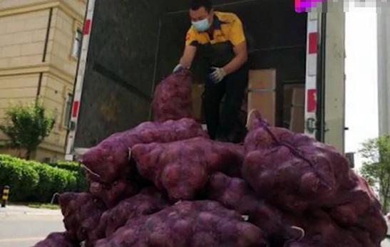 Жена прати 1000 кг лук на бившия си