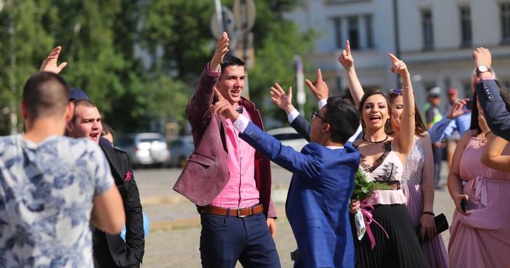 МОН пожела отлагане на абитуриентските балове