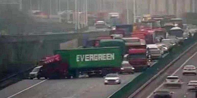 Случайно? И камион на Evergreen спря движението