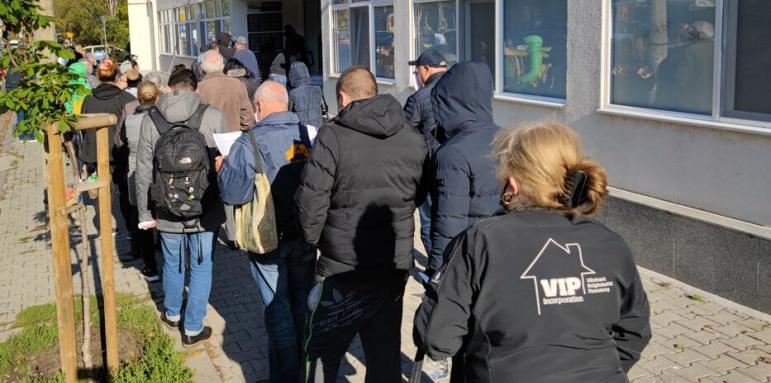Пред молове и "Пирогов". Вият се големи опашки