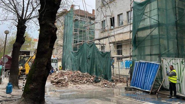 Ужас в София! Фасада рухна върху тротоар (СНИМКИ)