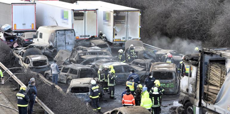 42 коли се нанизаха във верижна катастрофа, има ранени