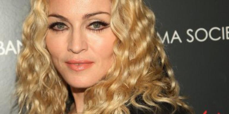Мадона съблече  фенка на сцената