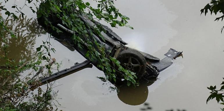 Кола падна от 8 м в Струма