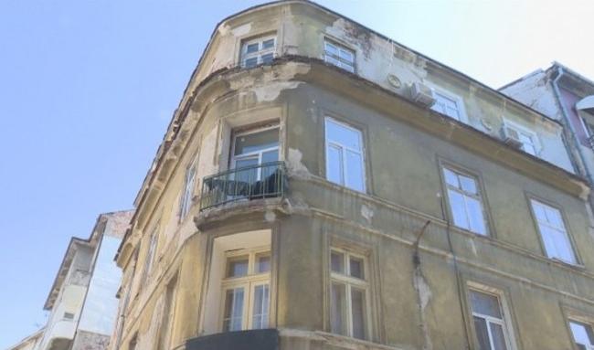 Опасна сграда се руши в центъра на София