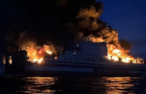 Кошмар! Деветима българи в неизвестност след пожара на кораба