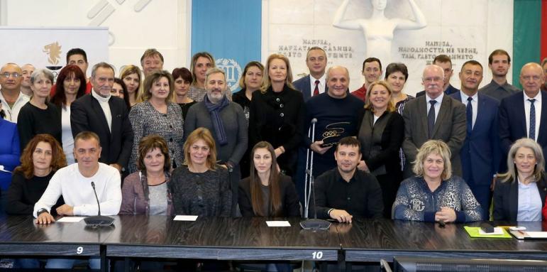 Стефка Костадинова награди професор Лозан Митев