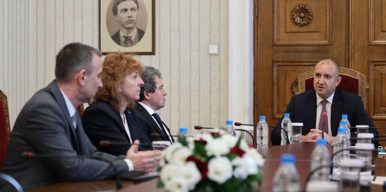 Радев настоя - правете бързо правителство!