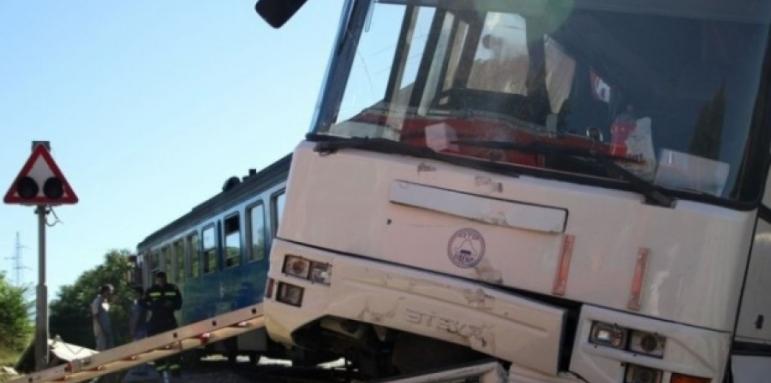 Влак се вряза в автобус в Хърватия