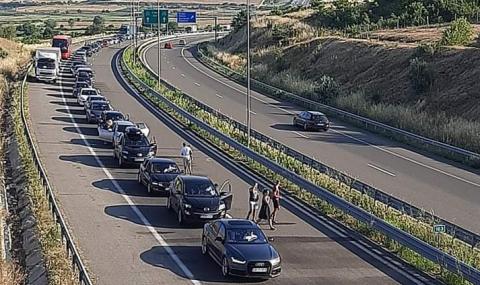 Шокиращо! Кервани с гръцки коли нападат България