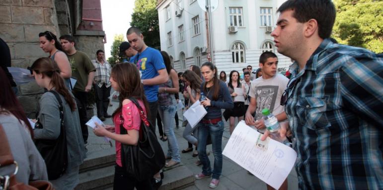 Половината седмокласници изкараха петици по български