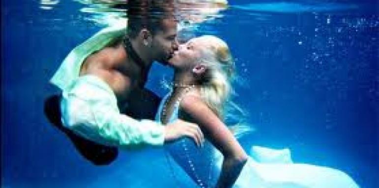 Влюбени разменят халки под водата