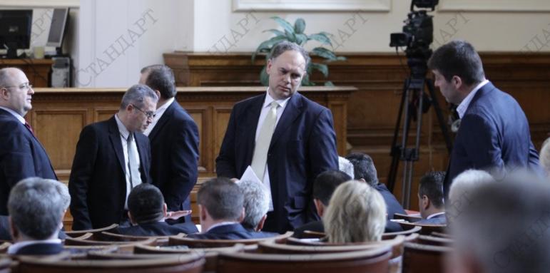 Депутати искат банки да ни връщат пари
