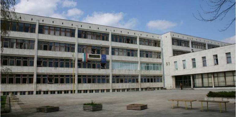 Мъж нахлу в учителска стая и заби нож в маса
