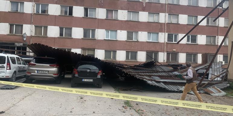Падналата конструкция е причинила сериозни щети във Враца