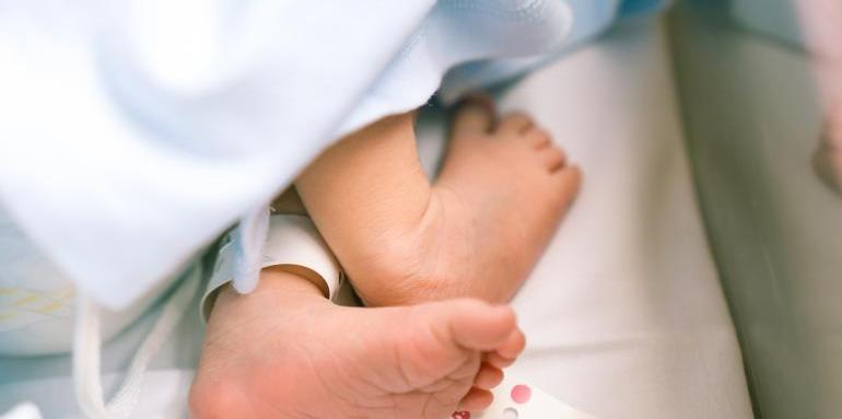 Лекари спасиха три родилки и бебетата им