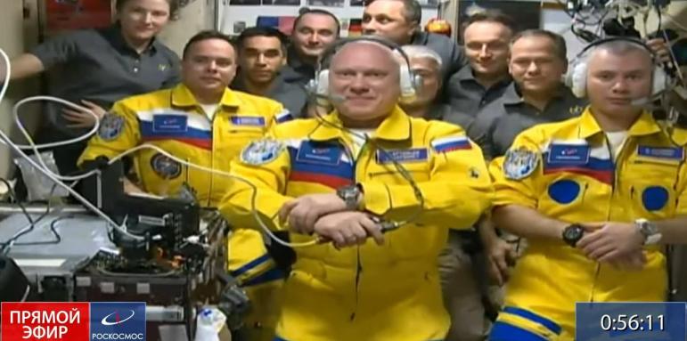 Руски космонавти пристигнаха на МКС с украински цветове
