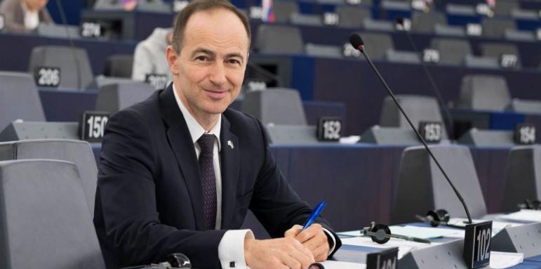 Кои са македонците с българско гражданство? Евродепутат иска списък