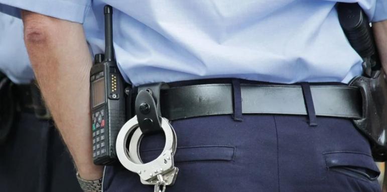 Удар с бутилка по главата, рецидивист пребива момичета