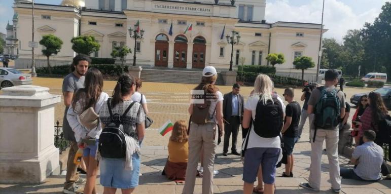 Изненадваща подкрепа за Никола Минчев пред парламента