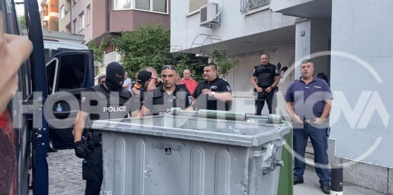 Полицията изведе Георги Семерджиев от жилището му (ВИДЕО)