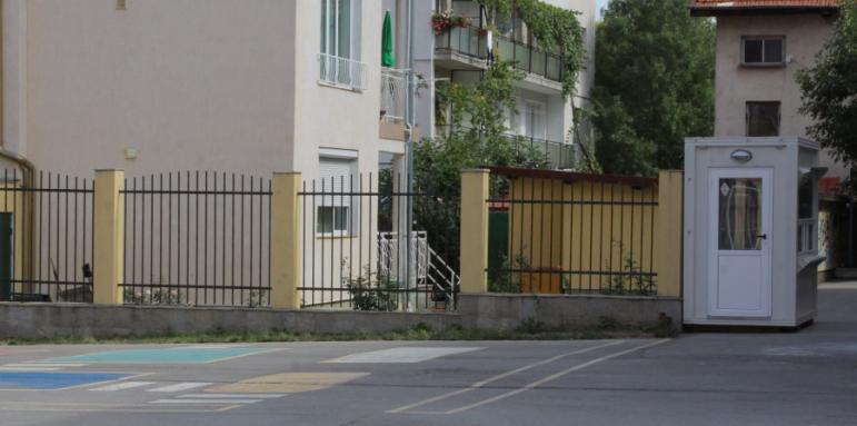 Полицаи с кучета в училищния двор