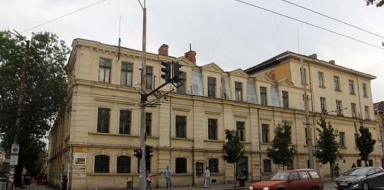 Пламнаха „Царските конюшни” в София