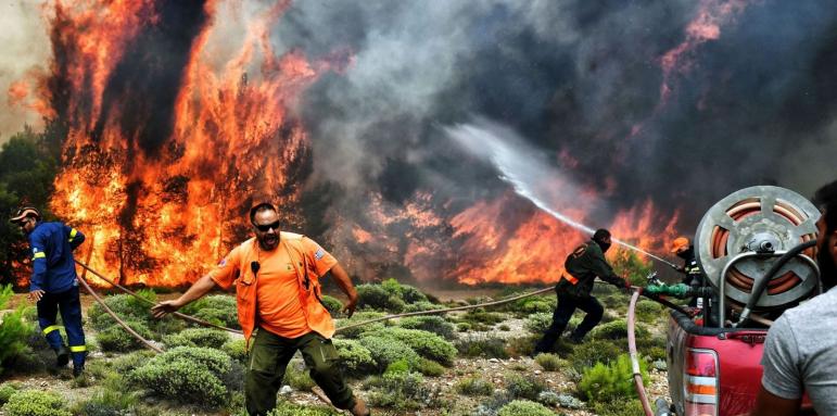 Десетки пожари тормозят Гърция в ада на жегите