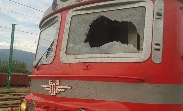 Вандали потрошили 165 влака с камъни