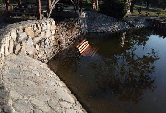Вандали хвърлиха пейка в езерото в старозагорски парк