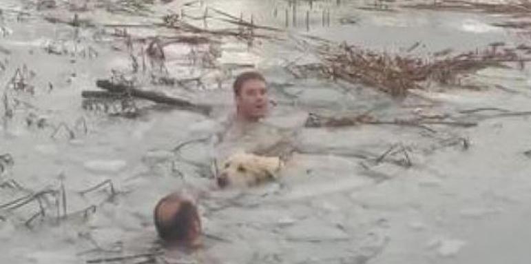 Гвардейци влязоха голи в ледено езеро, за да спасят куче