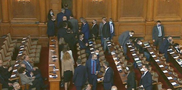 ГЕРБ напуснаха парламентарната зала при речта на Радев