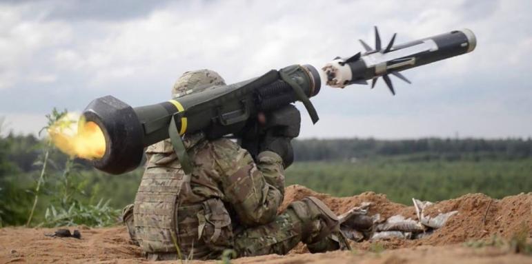 Смъртоносни боеприпаси пристигат в Украйна. Кой кого ще напада?