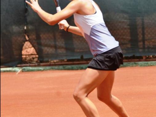 Българска тенисистка бие в Румъния на 38 градуса жега
