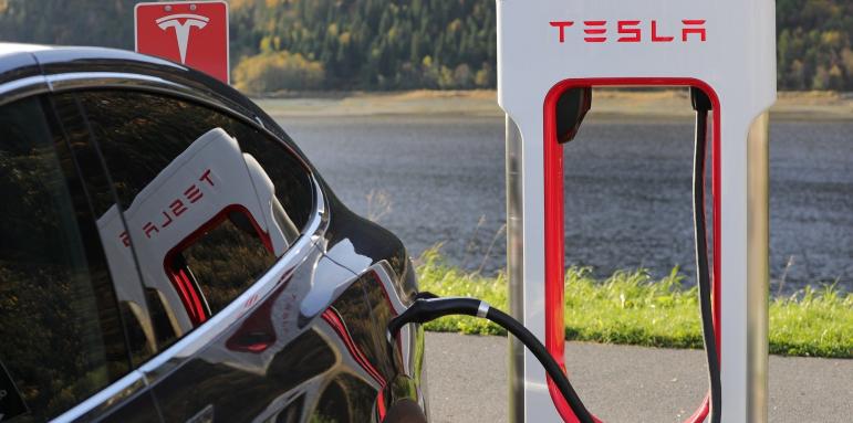 Tesla с безплатно зареждане на бягащи от Украйна с електромобили