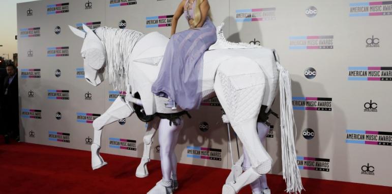 Гага яхна кон в театър
