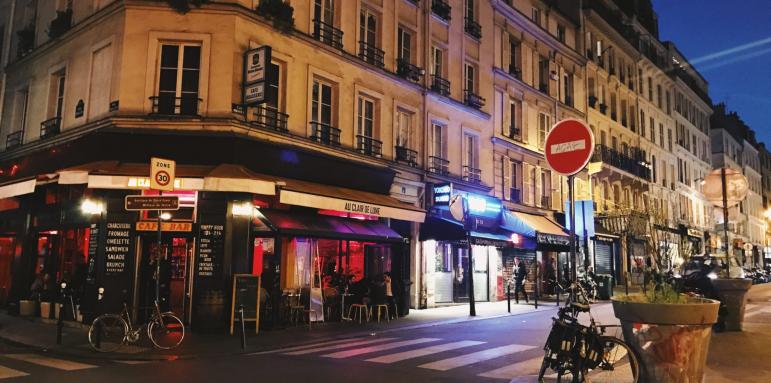 Париж хлопва кепенци на всички барове