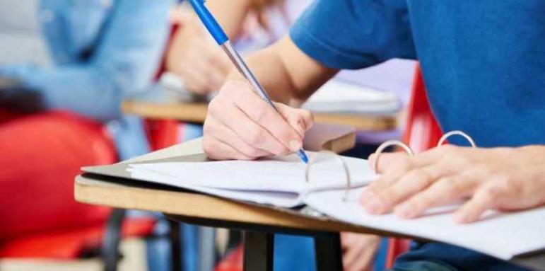 МОН обяви кои ученици няма да се връщат в клас втория срок