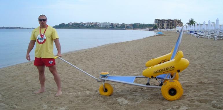 Плаващ стол за инвалиди на плажа в Слънчев бряг