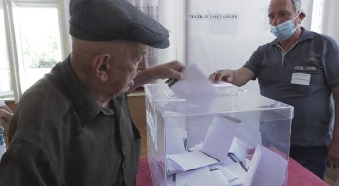 100-годишен дядо гласува в Монтанско