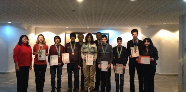Ученици от СМГ със 7 медала от олимпиада в Казахстан