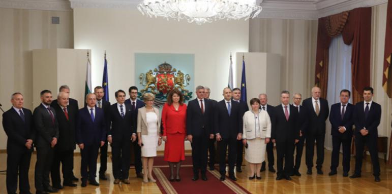 Министри чистят мини, партиите готвят десант