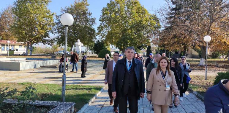 Карадайъ с остър въпрос към Радев
