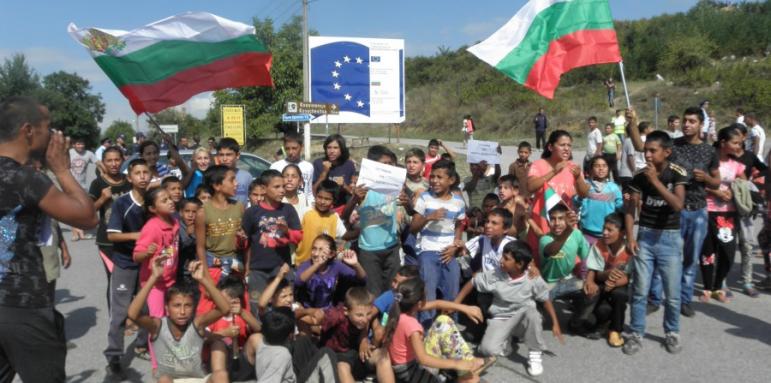 Мирният протест на ромите не стигна до кметството в Гърмен