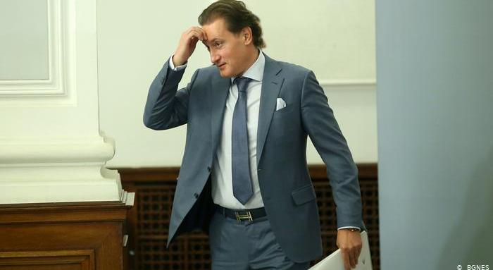 Съд - Домусчиев атакува министър. Защо