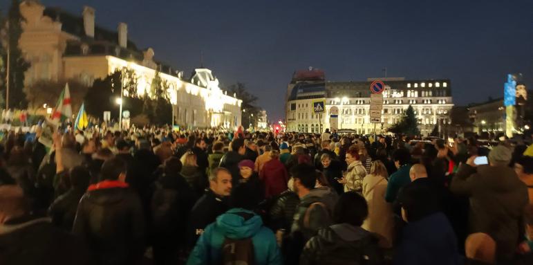 Хиляди българи послушаха Зеленски, какво става в София
