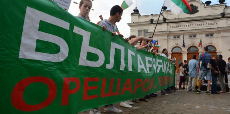 Протестът кани Орешарски на дебат